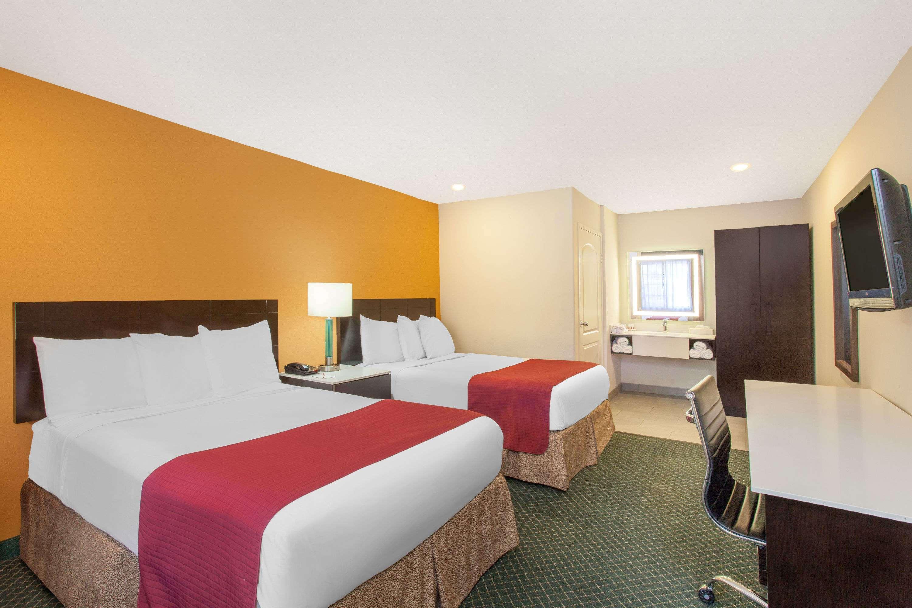 Ramada By Wyndham Culver City Лос-Анджелес Экстерьер фото